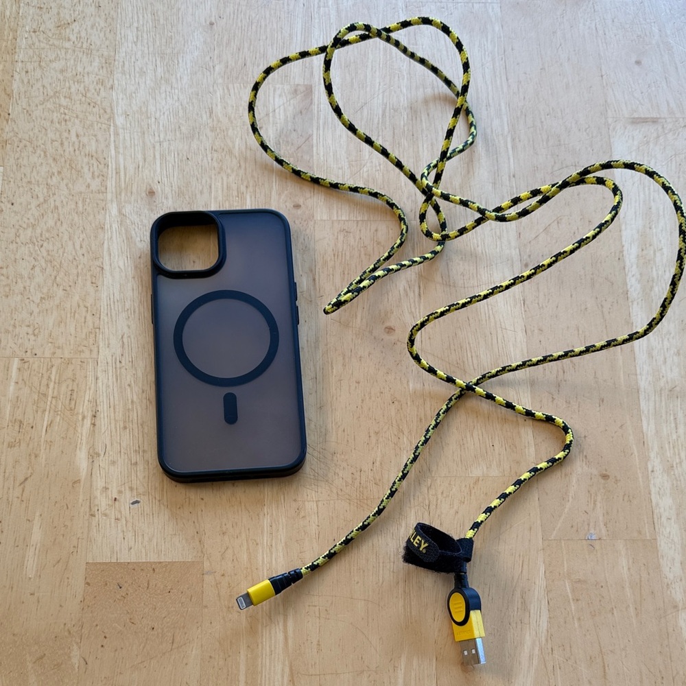 😎Stanley/ iPhone Black and Yellow Phone Case with 6' Charging Cable
